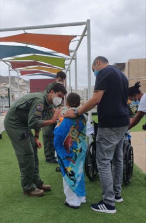 El Hospital Materno Infantil recibe la visita de un grupo de pilotos del Ala 46 del Ejército del Aire