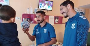 Los niños ingresados en los hospitales reciben la visita de los jugadores del CD Tenerife