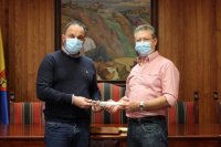 Villa de Moya: Luis Alberto Rocamora Rodr&iacute;guez regala al alcalde un cuchillo canario