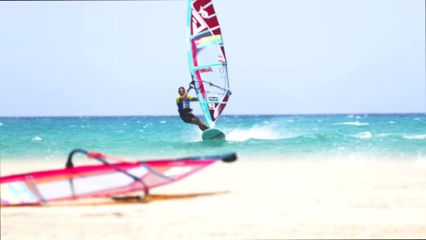 Windsurf: El Freestyle completa dos rondas masculinas en la primera jornada del Mundial de Fuerteventura