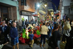 Gáldar se llena de espíritu navideño en una Noche de Navidad multitudinaria