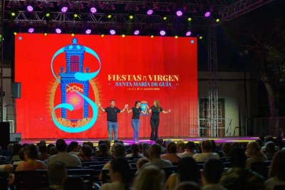 La Fiesta de la Impro, con Jennifer Artiles, Romina Vives y Efraín Martín y la complicidad del público, llenó de carcajadas la Plaza Grande de Guía