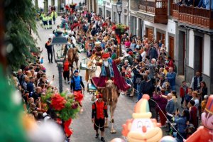 La magia de los Reyes Magos conquista la Villa de Moya