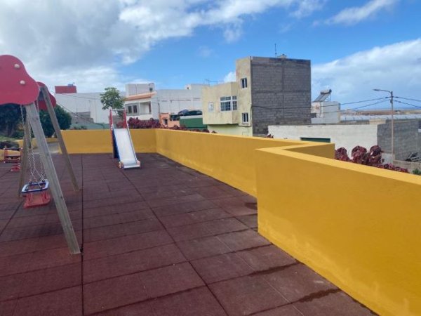 Gáldar: Parques y Jardines embellece el parque infantil de la calle Granadilla de Abona, en Sardina