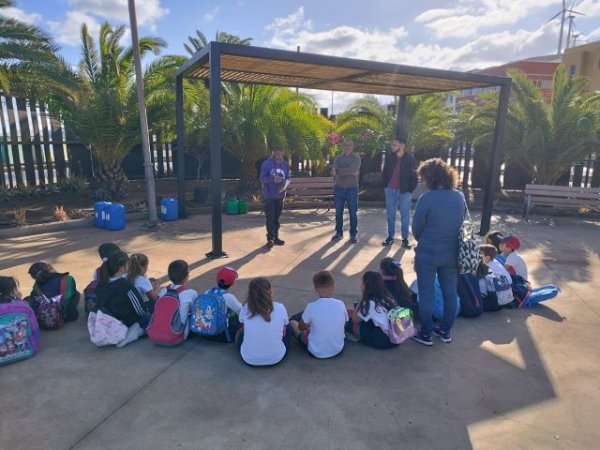 Gáldar: Parques y Jardines da una charla y realiza una plantación de árboles con alumnado del CEIP Sardina