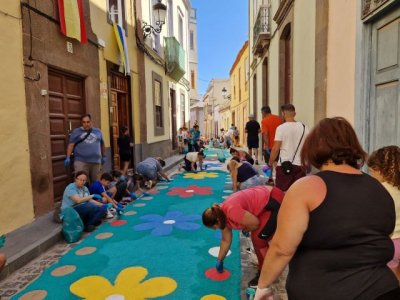 M&aacute;s de un centenar de vecinos participar&aacute;n este domingo en la elaboraci&oacute;n de las alfombras del Corpus Christi en el casco hist&oacute;rico de Gu&iacute;a