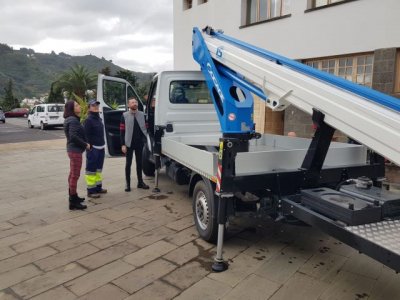 Teror: El Ayuntamiento adquiere una gr&uacute;a con brazo articulado para el servicio de Parques y Jardines