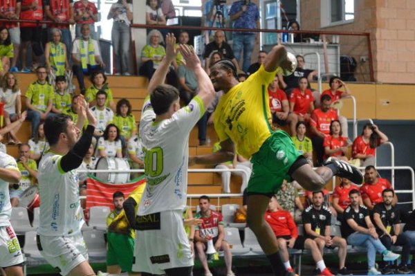 Balonmano: Se esfuma el sueño del ascenso para el Desatascos Jumbo Gáldar tras caer ante el Caja Rural Zamora (30-27) (Vídeo del partido)
