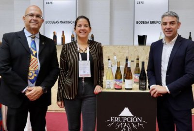 La enóloga canaria Amor López, de la bodega lanzaroteña Erupción, reconocida en BWW con el premio Isabel Mijares