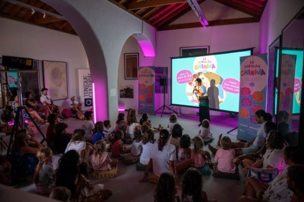 Lanzarote: El arte y la imaginación llegan a Haría con La Pantalla Chinija de Tenique Cultural