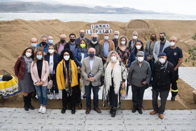 El Cabildo revalida la solidaridad con La Palma en un homenaje a su comunidad educativa
