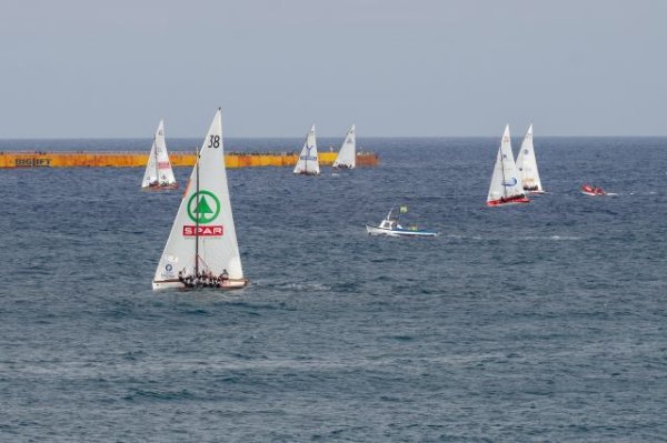 Vela Latina Canaria: El Poeta Tomás Morales Clipper da la sorpresa venciendo al Hospital La Paloma Pueblo Guanche