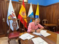 El alcalde de Gu&iacute;a firma los contratos para incorporar 8 t&eacute;cnicos j&oacute;venes para su primera experiencia laboral en el Ayuntamiento