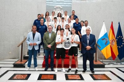 Poli Su&aacute;rez celebra el bronce nacional de la selecci&oacute;n femenina de f&uacute;tbol playa sub-17 con sus protagonistas