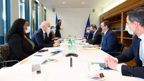 Gianni Infantino recibe a la Comisi&oacute;n Europea en la sede de la FIFA
