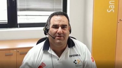 Un t&eacute;cnico de emergencias sanitarias atiende un parto siguiendo la teleasistencia del enfermero coordinador