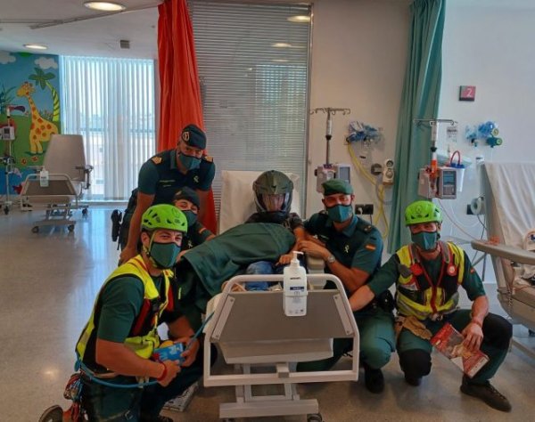 Los niños y niñas del HUC reciben la visita de la Guardia Civil