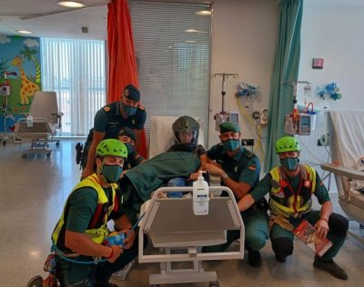 Los niños y niñas del HUC reciben la visita de la Guardia Civil