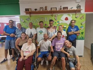La Aldea: Los usuarios y usuarias del Centro de Personas con Discapacidad recibían la visita sorpresa del jugador aldeano de la U. D. Las Palmas, Benito Ramírez del Toro.