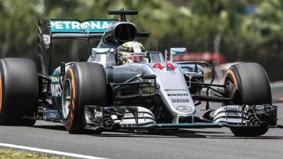 Un error de Verstappen otorga la &#039;pole&#039; a Hamilton en Yeda