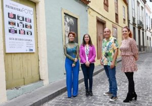 La exposición ‘Primavera Foto’ sigue expuesta en las fachadas de las casas y edificios del casco histórico de Guía