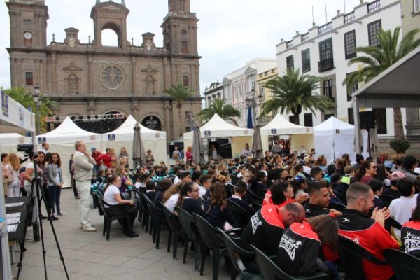 Miles de cuentistas dispuestos a &#039;soñar&#039; con sus historias en la Plaza de Santa Ana