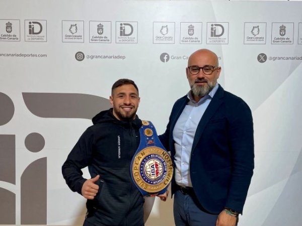 El consejero de Deportes, Aridany Romero, recibe al boxeador Samuel Carmona tras su reciente título europeo