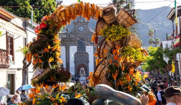 ‘Destellos de luz y color, es Valleseco en Teror&#039;, la carreta vallesequense en la Romería del Pino