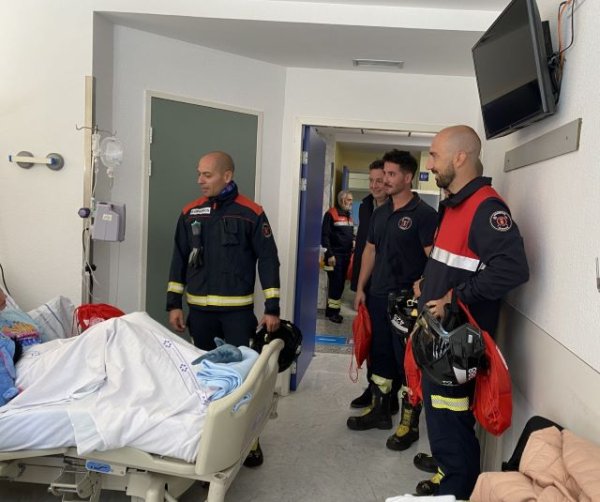 Los niños ingresados en el Hospital La Candelaria reciben la visita navideña de Bomberos de Tenerife