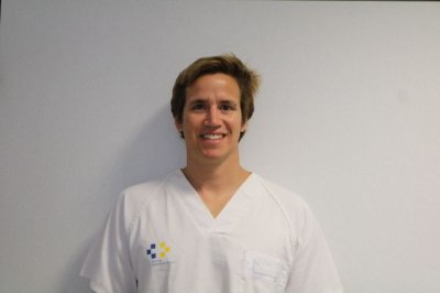 Un dermat&oacute;logo del Hospital Molina Orosa, presidente de la organizaci&oacute;n internacional para combatir la sarna