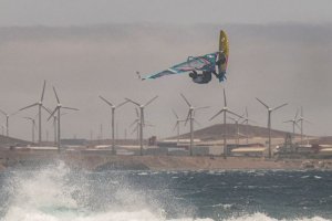 Windsurf: La veteranía y la juventud confluyen en una jornada de alto nivel técnico y competitivo en Pozo Izquierdo