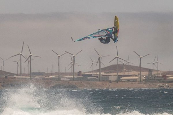 Windsurf: La veteranía y la juventud confluyen en una jornada de alto nivel técnico y competitivo en Pozo Izquierdo