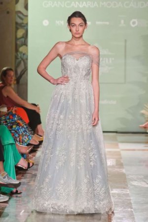 Flores, cisnes y teatro inspiran las colecciones de Oswaldo Machín, Diazar y Lucas Balboa en Bridal Collection Gran Canaria Moda Cálida