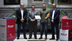 El Ayuntamiento de Arucas recibe al campeón del mundo de Bartender Óscar Lafuente