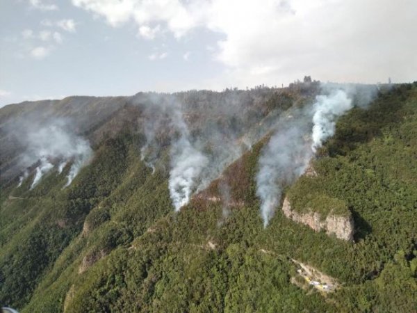 El incendio avanza hacia su control, con pequeñas reactivaciones dentro del perímetro