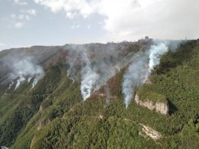 El incendio avanza hacia su control, con peque&ntilde;as reactivaciones dentro del per&iacute;metro