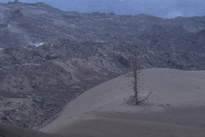 Las coladas alcanzan temperaturas exteriores de hasta 180 grados, aunque el volcán sigue mostrando agotamiento