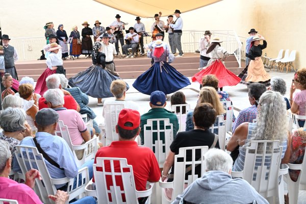 Guía: Papas arrugadas, pella de gofio, turrones y polvorones de Jijona para disfrutar del Festival Nacional de Folklore Isla de Gran Canaria en el Mercado de Guía