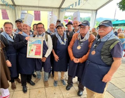 La cofrad&iacute;a 'El Mantel' representa a la enogastronom&iacute;a canaria en Asturias