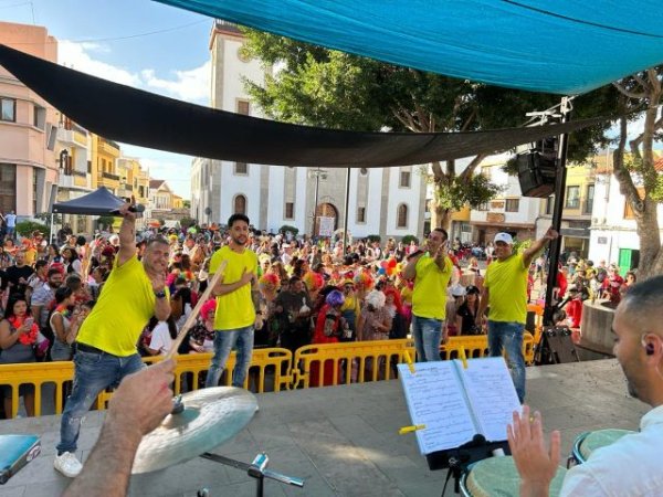 Centenares de mascaritas celebran el Carnaval de Día y el Crepúsculo del Carnaval de La Aldea de San Nicolás