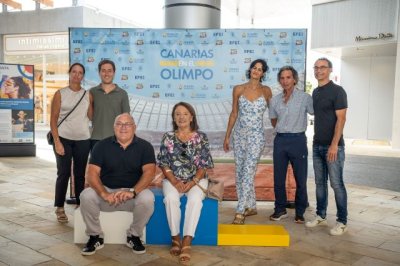 Deportistas isleños visitan la exposición Canarias en el Olimpo en el CC Alisios