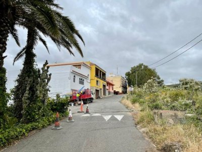 Gu&iacute;a: Cierre al tr&aacute;fico de la carretera que baja desde Lomo Betancor, en las median&iacute;as guienses, hasta la Cuesta de Caraballo