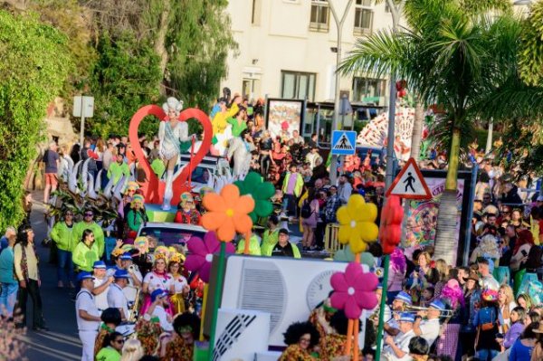 Gáldar: El Carnaval arranca este martes su última semana con fiesta de polvos Holi y más música en la Plaza de Santiago