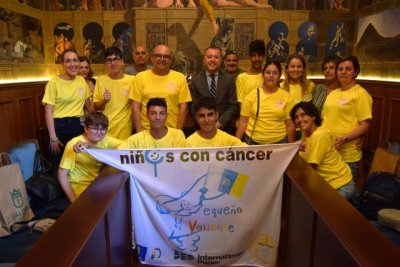 Peque&ntilde;o Valiente recibe &aacute;nimos en G&aacute;ldar para afrontar el Camino de Santiago