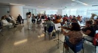 Pacientes y familiares del HUC disfrutan del concierto navide&ntilde;o de la Orquesta Las Candelas