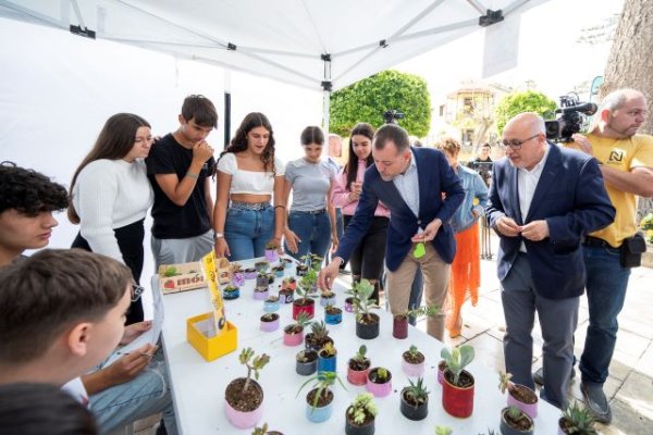 Gáldar: Un millar de escolares convierten la Plaza de Santiago en un mercadillo en la Feria Enseñar para Emprender