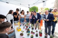 G&aacute;ldar: Un millar de escolares convierten la Plaza de Santiago en un mercadillo en la Feria Ense&ntilde;ar para Emprender