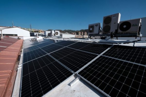 La empresa pública GRAFCAN ya genera su propia energía eléctrica a través de placas fotovoltaicas