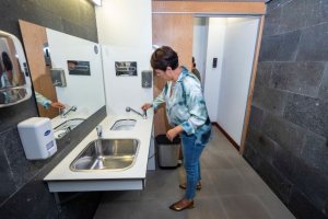 El Faro de Maspalomas cuenta desde hoy con un ba&ntilde;o para personas ostomizadas