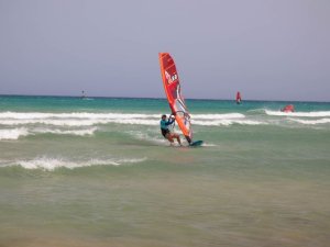 Windsurf: Pierre Mortefon y Sarah Quita Offringa capitanean el Slalom X en Fuerteventura